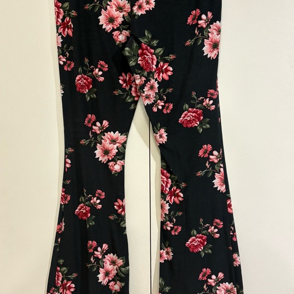 No Boundaries Black Floral Pants - Picture 2 of 5